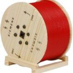 Bobine de cable sur soche en bois
