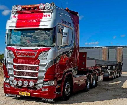 SCANIA S Highlie 6x4 avec remorque porte-engins à rampes 4 essieux