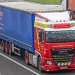 DAF XF Super Cab 4x2 avec remorque bachée 3 essieux