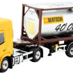 DAF XF+ 4x2 avec remorque porte-containers et container citerne 20 pieds