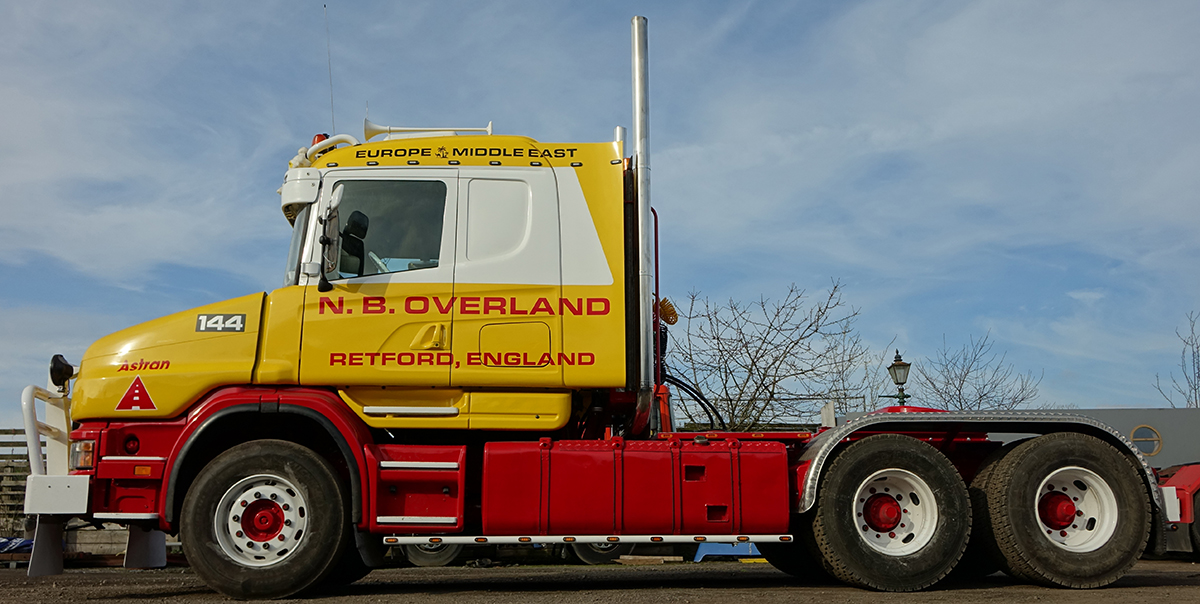 Camion citerne de couleur blanc - SCANIA CR 6x4