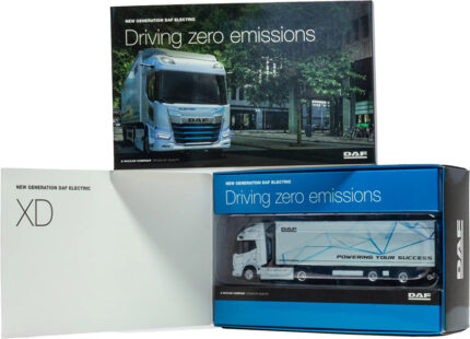 DAF XD Electric 4x2 avec remorque tolée 2 essieux et hayon de chargement – Image 3