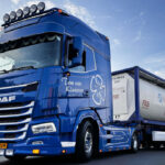 DAF XG+ 4x2 avec remorque porte-container et container citerne 20 pieds