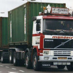 VOLVO F12 8x2 combiné porteur et remorque porte-containers avec 2 containers 20 pieds