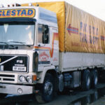 VOLVO F12 Globetrotter 6x2 combiné porteur et remorque bachée