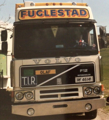 VOLVO F12 Globetrotter 6x2 combiné porteur et remorque bachée – Image 3