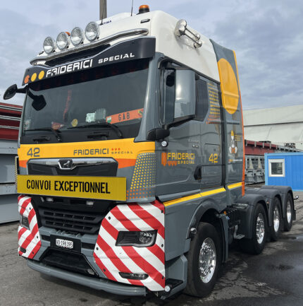MAN TGX GX 8x4 avec remorque porte-engins 2 essieux – Image 3