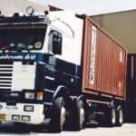 SCANIA Serie 3 8x2 combiné porteur et remorque porte-containers avec 2 containers 20 Pieds