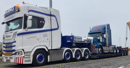 SCANIA S Highline 8x4 avec remorque porte-engins 3 essieux – Image 3
