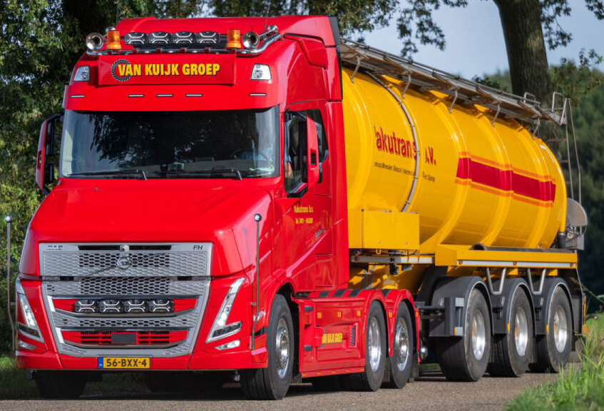 WSI01-5202-RESA VOLVO Vlastuin VT5 6x2 avec citerne 3 essieux – Image 1