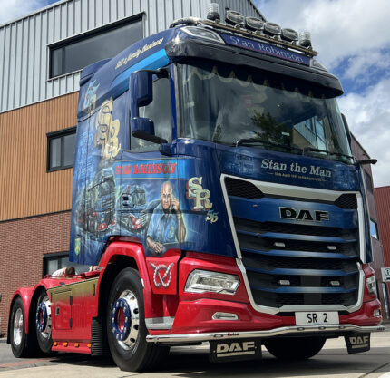 DAF XG 6x2 avec remorque bachée 3 essieux – Image 3
