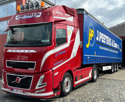 VOLVO Aero Globetrotter XL 4x2 avec remorque bachée 3 essieux – Image 3