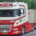 DAF XG+ 4x2 avec remorque porte-containers et containers 20 pieds