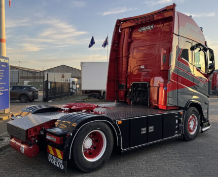 VOLVO FH Aero Globetrotter 4x2 avec remorque porte-containers et container citerne 20 pieds – Image 4