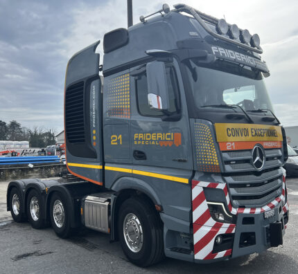 MERCEDES Actros GigaSpae 8x4 avec remorque porte-engins BROSHUIS 2+4 essieux – Image 3