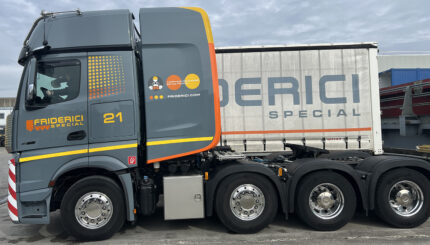 MERCEDES Actros GigaSpae 8x4 avec remorque porte-engins BROSHUIS 2+4 essieux – Image 4